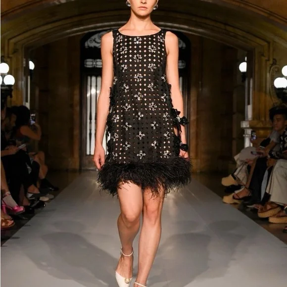 Elegant Black Dress with Floral Embellishments - Picture 3 of 3